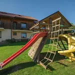 šnek - Ať Si Děti Hrají Aparthotel Benecko